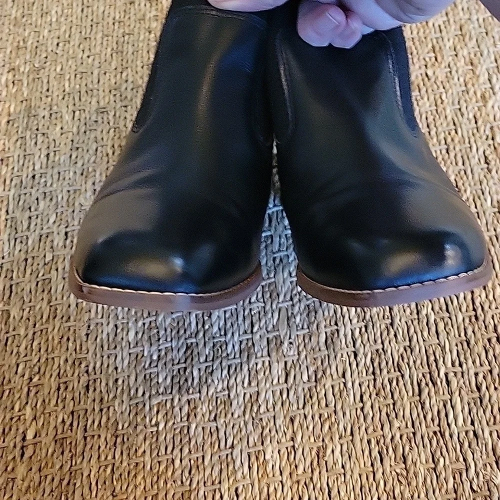 CROWN VINTAGE black leather ankle boots.  2